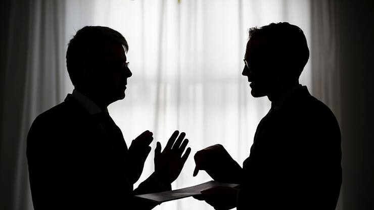 Männer im Gespräch