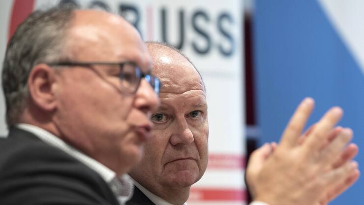 Pierre-Yves Maillard, Praesident SGB, links, und Valentin Vogt, Praesident Schweizerischer Arbeitgeberverband von den nationalen Dachverbaenden der Sozialpartner orientieren ueber das Ergebnis der Sozialpartnerverhandlungen zur BVG-Reform, am Dienstag, 2. Juli 2019, in Bern. (KEYSTONE/Peter Schneider)