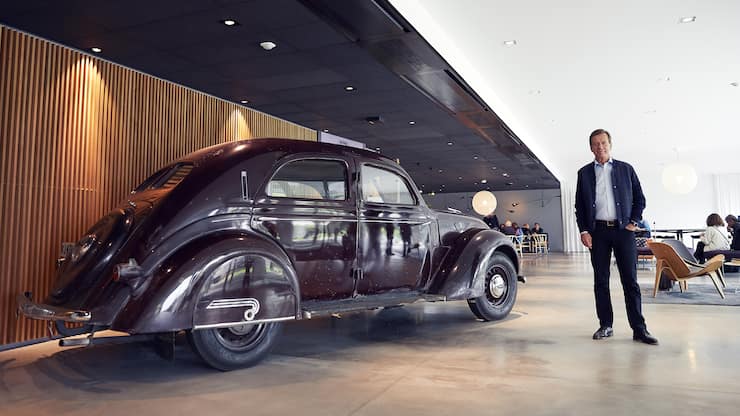 Håkan Samuelsson neben einem PV36 Carioca im Originalzustand im Foyer des Volvo-Hauptsitzes in Göteborg.
