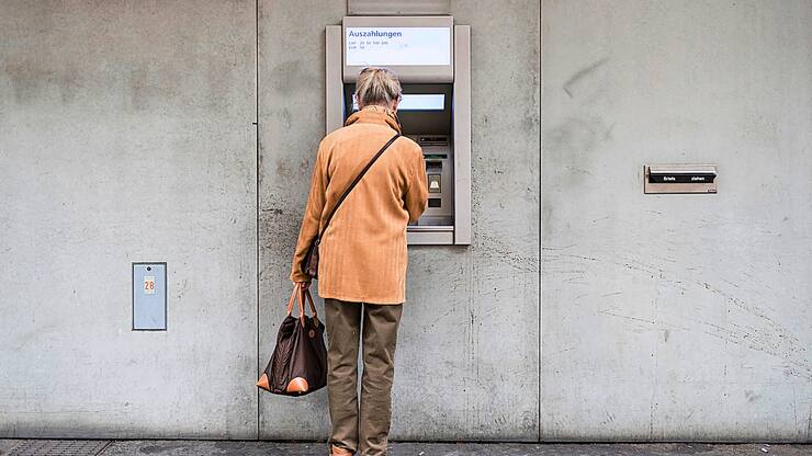 An elderly woman withdraws money from a cash dispenser, photographed in Zurich, Switzerland, on September 22, 2015. (KEYSTONE/Christian Beutler) Eine aeltere Frau bezieht Geld an einem Bankautomaten, aufgenommen am 22. September 2015 in Zuerich. (KEYSTONE/Christian Beutler)