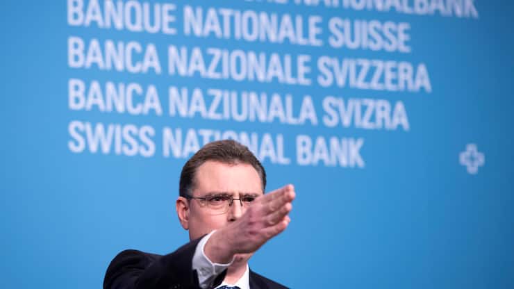 Thomas Jordan, Praesident des Direktoriums der Schweizerischen Nationalbank SNB, spricht am Jahresend-Mediengespraech der SNB, am Donnerstag, 13. Dezember 2018, in Bern.  Die Schweizerische Nationalbank belaesst ihre Geldpolitik unveraendert expansiv. Der Zins auf Sichteinlagen bei der Nationalbank betraegt weiterhin -0,75% und das Zielband fuer den Dreimonats-Libor liegt unveraendert zwischen -1,25% und -0,25%. Die Nationalbank bleibt bei Bedarf am Devisenmarkt aktiv. (KEYSTONE/Anthony Anex)