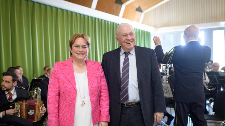 Nationalraetin Magdalena Martullo-Blocher und alt Bundesrat Christoph Blocher, posieren fuer Fotografen vor der Polizeimusik Graubuenden, an der Delegiertenversammlung der SVP Schweiz, am Samstag, 24. Maerz 2018, in Klosters. (KEYSTONE/Gian Ehrenzeller)