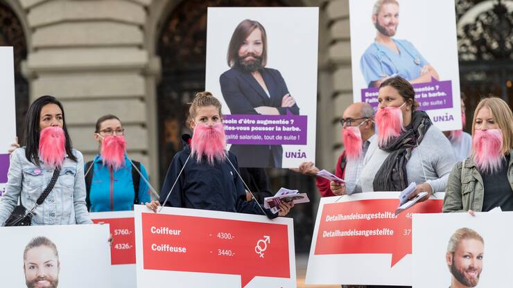 Aktivistinnen der Gewerkschaft UNIA haben sich symbolisch rosa Bärte angeklebt, um ihrer Forderung nach Lohngleichheit zwischen den Geschlechtern Nachdruck zu verleihen, am Rand der Herbstsession der Eidgenössischen Räte, am Dienstag, 11. September 2018 vor dem Bundeshaus in Bern. (KEYSTONE/Alessandro della Valle)
