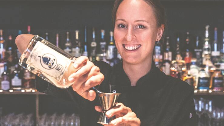 BARCHEFIN MIT MESSBECHER Lorena Boehm mixt in der Hamburger Bar «Drilling», die berühmt ist für ihre hauseigene Destille.