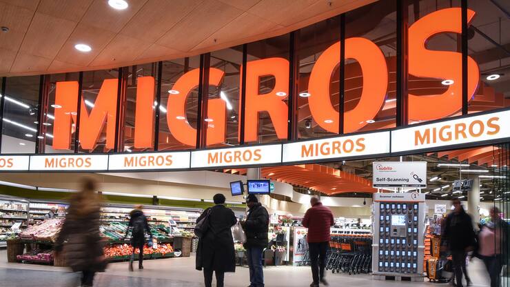 Das Migros Logo beim Ladeneingang, fotografiert am Samstag, 17. Februar 2018, am Flughafen Zuerich. (KEYSTONE/Melanie Duchene)