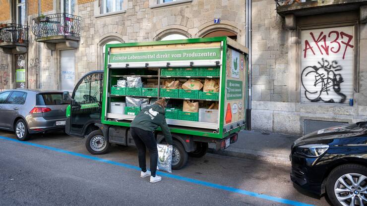 Farmy-Mitarbeiterin Bettina liefert mit dem Elektrofahrzeug Bestellungen aus, aufgenommen am Freitag, 27. März 2020, in Zürich. Farmy ist ein Online-Händler für frische Lebensmittel direkt von Produzenten. (KEYSTONE/Christian Beutler)