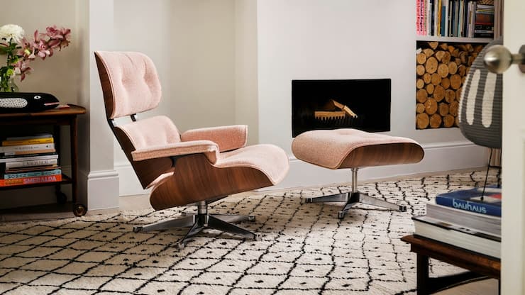Klassiker in frischem Kleid: Den ikonischen Lounge Chair von Charles und Ray Eames gibt es nun auch mit Stoffbezug.