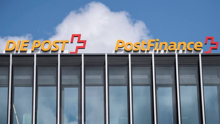 Sicht auf das Logo der Postfinance und der Post beim Postparc, am Dienstag, 5. Juni 2018, in Bern. Die Postfinance hat einen Abbau von  500 Stellen bis Ende 2020 bekannt gegeben. (KEYSTONE/Peter Schneider)