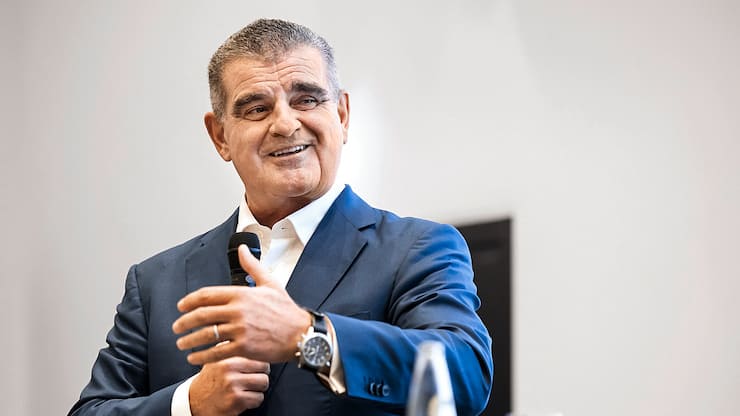 Peter Spuhler feiert einen Mega-Deal.