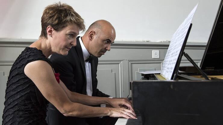 Die Bundesraete Simonetta Sommaruga, links, und Alain Berset spielen zusammen Klavier beim Jubilaeum 125 Jahre SP Schweiz, am Samstag, 7. September 2013 in Bern. (KEYSTONE/Peter Schneider)