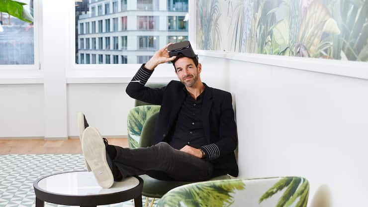 Claude Zellweger mit VR Brille im Google Office am Gustav-Gull Platz in ZÃ¼rich