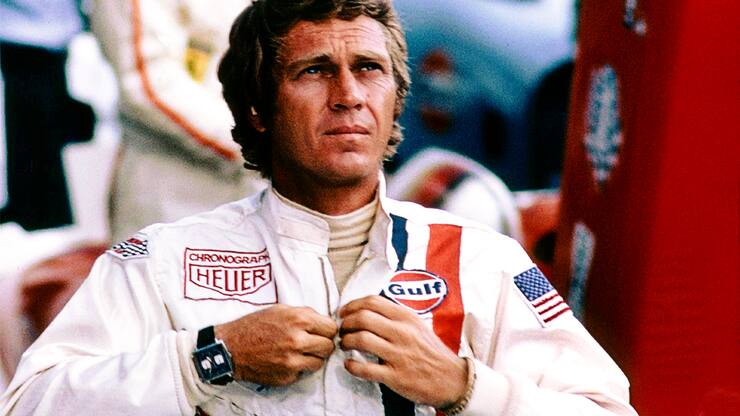 Im Autofilm «Le Mans» trägt Steve McQueen eine Heuer Monaco am Handgelenk, das Heuer-Logo auf dem Overall.
