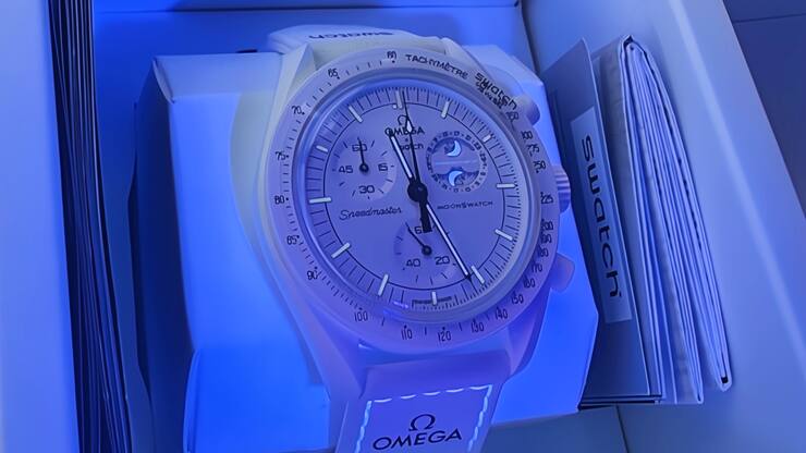 Angebot auf Ebay: Snoopy-Moonswatch unter UV-Licht.