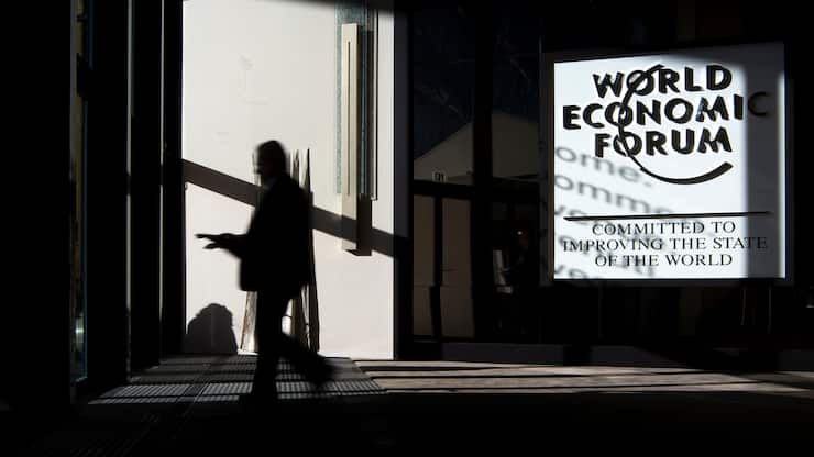 Silhouette eines Mannes vor dem WEF-Logo