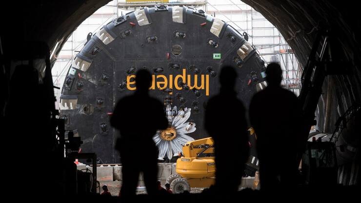 Die Tunnelbohrmaschiene wird zur Zeit zusammengebaut anlaesslich eines Medienrundganges auf der Baustelle des Boezbergtunnel Neubau bei Schinznach-Dorf im Kanton Aargau am Mittwoch 22. Februar 2017. (KEYSTONE/Urs Flueeler)