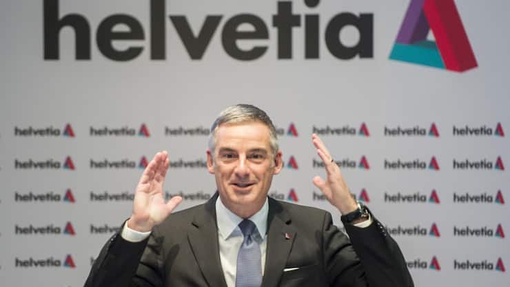 CEO Stefan Loacker spricht an der Bilanzmedienkonferenz der Helvetia Versicherungen am Montag, 14. Maerz 2016, in Zuerich. Beim Versicherungskonzern Helvetia haben sich Uebernahmen negativ im Ergebnis 2015 niedergeschlagen. Der Gewinn brach nach der Integration der 2014 gekauften National Suisse und Basler Oesterreich um 21 Prozent auf 309 Millionen Franken ein. (KEYSTONE/Ennio Leanza)