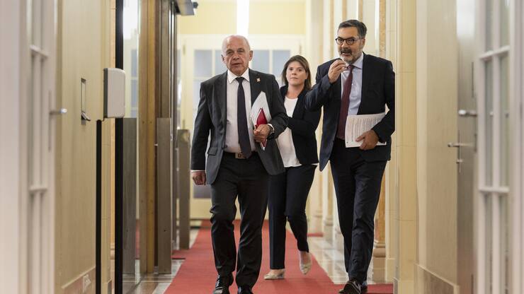 Bundesrat Ueli Maurer in Bern mit Tamara Pfammatter und Peter Minder