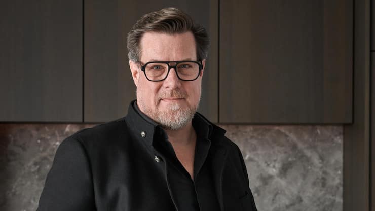 <p>Sven Baacke (51) hat an der Akademie für Bildende Künste in Stuttgart Produktgestaltung studiert. Er ist Chefdesigner des deutschen Haushaltsgeräteherstellers Gaggenau.</p>