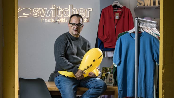 <p>Geschäftsführer Marc Joss mit dem Maskottchen von Switcher: Dem gelben Wal.</p>