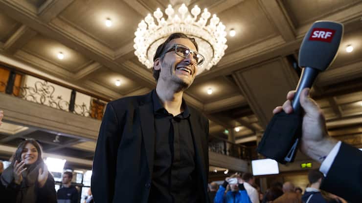 Gerhard Andrey candidat vert interviewe par un journaliste lors de la journee des resultats des elections federales ce dimanche, 20 octobre 2019 a Fribourg. (KEYSTONE/Cyril Zingaro)