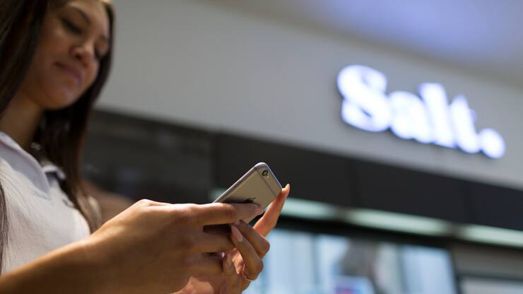 A sales assistant uses a smart phone, in the Salt store in the Niederdorf of Zurich, Switzerland, on May 22, 2015. (KEYSTONE/Gaetan Bally)Eine Verkaeuferin benutzt ein Smartphone, in der Salt Filiale im Zuercher Niederdorf, am 22. Mai 2015. (KEYSTONE/Gaetan Bally)