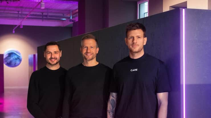 Die drei Gründer stehen in einer Reihe.