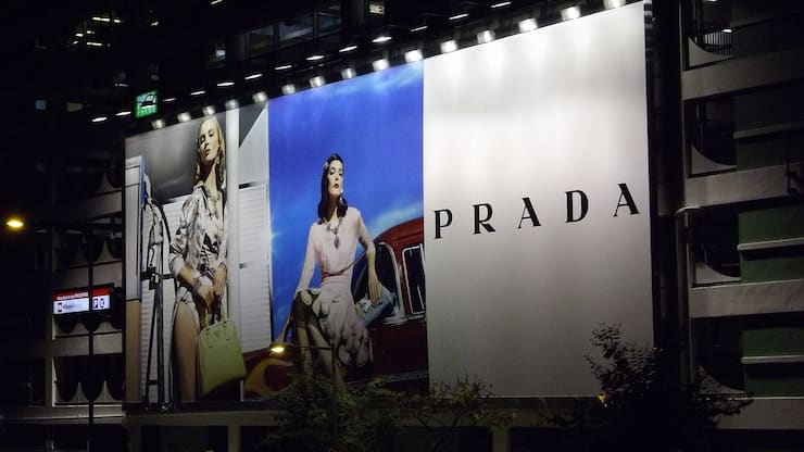 Werbeplakat des Luxusherstellers Prada.