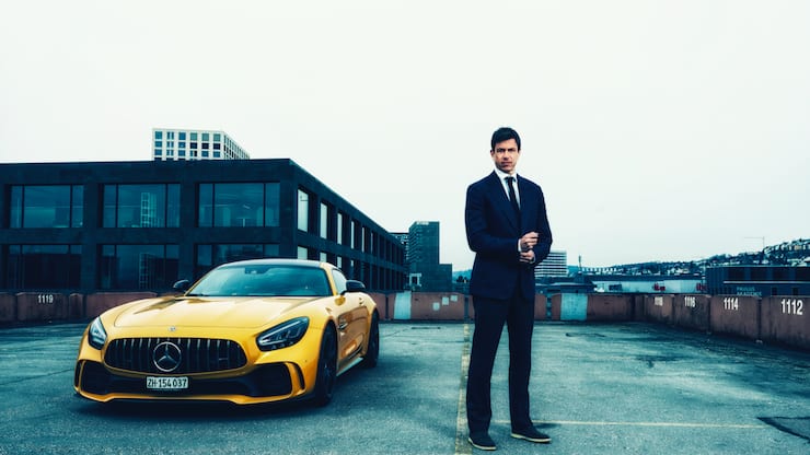 Toto Wolff mit seinem Fahrzeug auf dem Dach einer Parkgarage