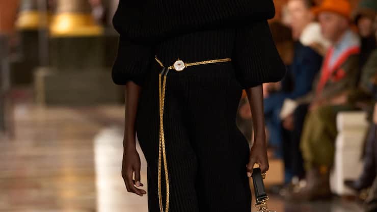 <p>Die Taschenuhr an der Hüfte des Models hatte ihren grossen Auftritt auf dem Laufsteg bei der Präsentation der SS26-Kollektion von Louis Vuitton.</p>