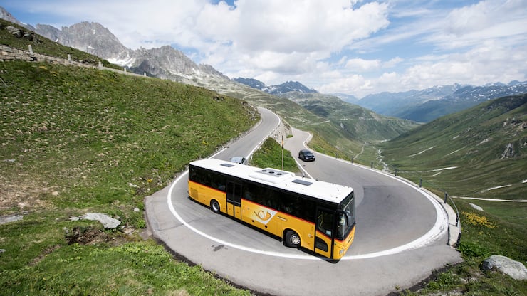 ARCHIV -- ZUM BERICHT UEBER EINE ANGEBLICHE PRELLUNG DER POSTAUTO CHAUFFEURE UM ZWEI MILLIONEN FRANKEN, STELLEN WIR IHNEN AM MONTAG, 17. SEPTEMBER 2018, FOLGENDES BILDMATERIAL ZUR VERFUEGUNG -- Ein Postauto auf der Furka Passstrasse am Samstag, 14. Juli 2018. Die Furka Passstrasse erlebt zur Zeit Hochbetrieb mit vielen Fahrradfahrern, Motorradfahrern, Reisecars, Wohnmobilen und allen Arten von Autos. (KEYSTONE/Urs Flueeler)