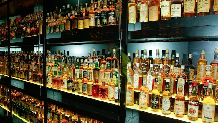 Eine grosse Auswahl an Whiskey in einer Bar.