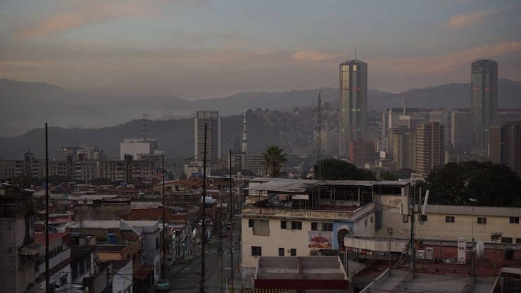 Ein Blick auf Caracas in den Morgenstunden, aufgenommen nach einer Reihe von Explosionen, die am 3. Januar 2026 zu hören waren.