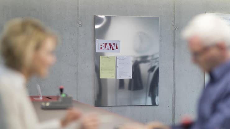 [Symbolic Image, Staged Picture] The reception of the regional employment agency RAV in Thun, Canton of Berne, Switzerland, on April 28, 2017. (KEYSTONE/Gaetan Bally)[Symbolbild, Gestellte Aufnahme] Empfang des Regionalen Arbeitsvermittlungszentrums RAV, aufgenommen am 28. April 2017 in Thun. (KEYSTONE/Gaetan Bally)
