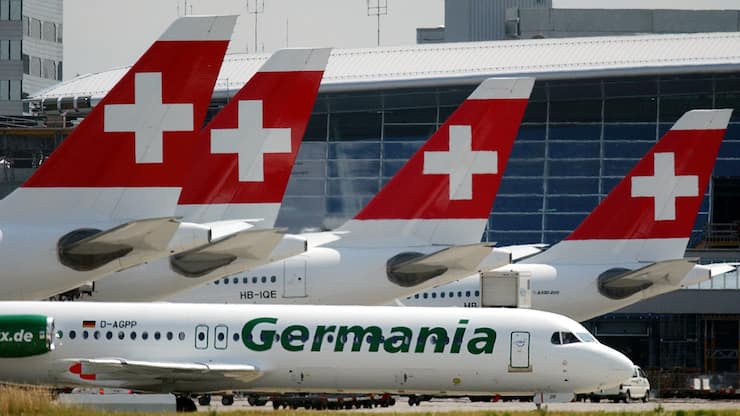 Eine Germania Maschine rollt am Sonntag, 6. Juli 2003, am Flughafen Zuerich Kloten an Swiss Flugzeugen vorbei.  (KEYSTONE/Steffen Schmidt)