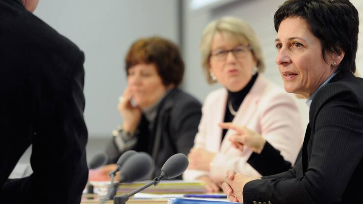 Von rechts: Monica Duca Widmer, Grossrätin CVP/TI, Corina Eichenberger, Nationalrätin FDP/AG und Ida Glanzmann-Hunkeler, Nationalrätin CVP/LU aeussern sich im Namen eines Komitees "Frauen gegen die Waffeninitiative" gegen ein JA zur Volksinitiative "Fuer den Schutz vor Waffengewalt", am Freitag, 28. Januar 2011, in Bern. Diese Initiative kommt am 13. Februar 2011 zur Abstimmung. (KEYSTONE/Lukas Lehmann)..