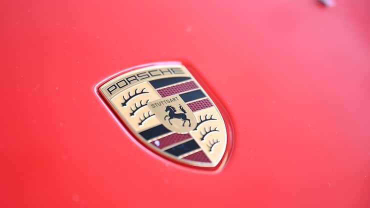 18.07.2025, Baden-Württemberg, Stuttgart: Das Logo von Porsche ist an der Motorhaube eines Porsches angebracht. Porsche-Vorstandschef Blume hat die Beschäftigten des Sportwagenbauers auf eine weitere harte Sparrunde eingestimmt. Foto: Bernd Weißbrod/dpa +++ dpa-Bildfunk +++ (KEYSTONE/DPA/Bernd Weißbrod)