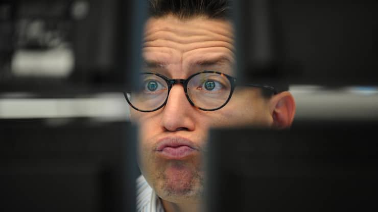 Ein Wertpapierhaendler beobachtet am Freitag (23.09.11) in der Deutschen Boerse in Frankfurt am Main die Aktienkurse auf seinen Monitoren. Rezessionsangst und Schuldenkrise haben den deutschen Aktienmarkt am Freitagmittag ins Minus gedrueckt. Nachdem er noch mit Gewinnen in den Handel gestartet war, verlor der Deutsche Aktien-Index (DAX) bis 13.00 Uhr 2,7 Prozent auf 5.021 Punkte. Kurz zuvor war der Leitindex sogar unter die 5.000-Punkte-Marke gefallen. (zu dapd-Text) Foto: Patrick Sinkel/dapd