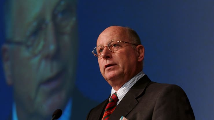 Der Schweizer Unternehmer Thomas Schmidheiny , gibt am Samstag 15. Mai 2004, am 34. ISC Symposium an der Universitaet St. Gallen, die Weiterentwicklung der Max Schmidheiny-Stiftung zur Stiftung einer Max Schmidheiny-Professur an der Universitaet St. Gallen, bekannt. In den vergangenen 25 Jahren wurde der Max Schmidheiny Freiheitspreis an viele nahmhafte Persoenlichkeiten verliehen. (KEYSTONE/Regina Kuehne)