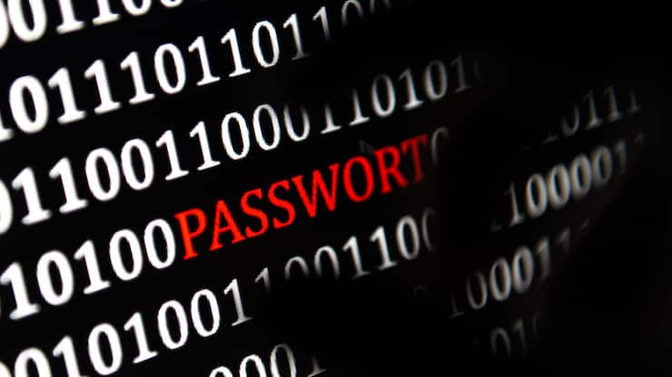 ARCHIV - ILLUSTRATION - Eine Hand greift nach dem Wort «Passwort», das auf einem Computerbildschirm am 26.01.2017 in Berlin angezeigt wird. (zu dpa «Studie: Computerkriminalität macht Unternehmen zu schaffen» vom 12.04.2017) (KEYSTONE/DPA/A4697/_Monika Skolimowska)