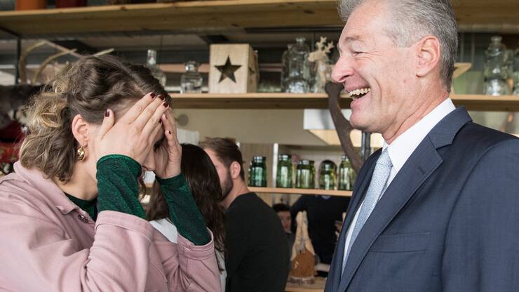 Flavia Kleiner, Co-Praesidentin Operation Libero, links, und Heinz Karrer, Praesident Economiesuisse, vom Nein-Buendnis zur Selbstbestimmungsinitiative unterhalten sich, am Sonntag, 25. November 2018, in Bern. (KEYSTONE/Peter Schneider).