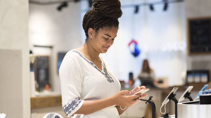 Eine Kundin in einem Swisscomshop am 2. Juli 2015 (Symbolbild)