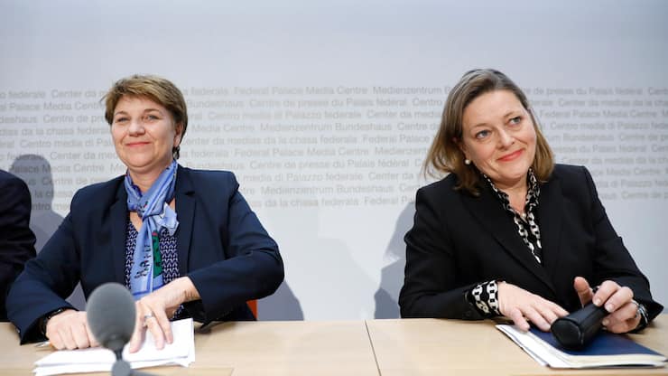 Die beiden nominierten CVP-Bundesratskandidatinnen Viola Amherd, links, und Heidi Zgraggen, rechts, am Ende einer Medienkonferenz, am Freitag, 16. November 2018 in Bern. (KEYSTONE/Peter Klaunzer)