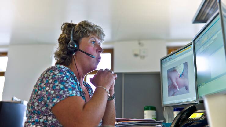 Medizinische Fachpersonen erteilen am 23. August 2010 im Zentrum fuer Telemedizin Medgate in Basel Patientinnen und Patienten per Telefon oder Internet medizinischen Rat. (KEYSTONE/Martin Ruetschi)