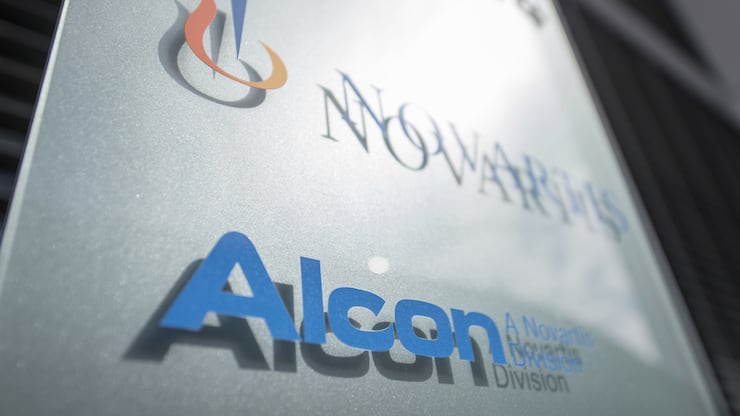 Das Logo von Alcon am Hauptsitz in Hueneberg, am Mittwoch, 4. Juli 2018. Novartis will seine Augenheilkunde-Sparte Alcon abspalten und an die Börse bringen. Die Arzneimittel von Alcon bleiben indes weiter bei Novartis. (KEYSTONE/Urs Flueeler)