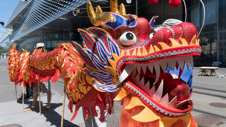 Chinesischer Drache: Aktivisten der Greenpeace Regionalgruppe Basel und von MultiWatch Basel machen demonstrieren gegen die Syngenta-Übernahme durch ChemChina.