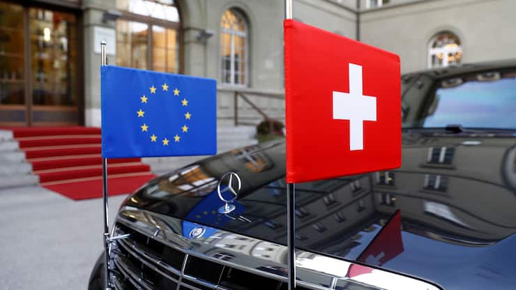 A limousine with the flags of the European Union and Switzerland waits in front of the Bernerhof, during the official visit of European Commission President Jean-Claude Juncker in Bern, Switzerland, Thursday, November 23, 2017. (KEYSTONE/Peter Klaunzer)