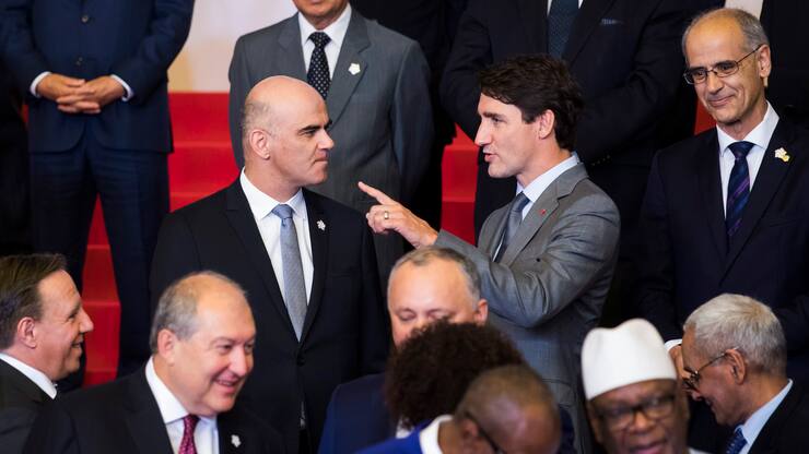 Swiss Federal President Alain Berset, left, and Canada's Prime Minister Justin Trudeau discuss after posing for a group picture during the Francophonie Summit 2018 in Yerevan, Armenia, Thursday, October 11, 2018. (KEYSTONE/Peter Klaunzer)