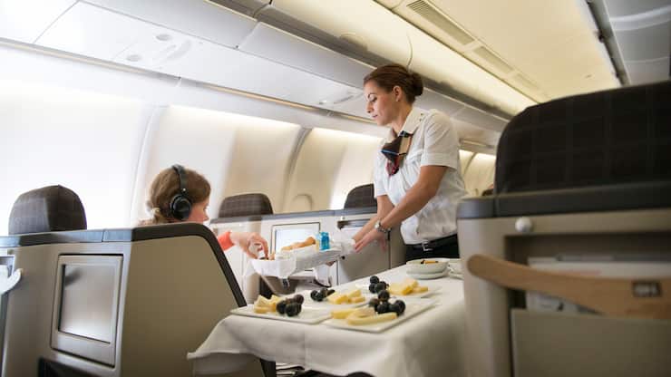 A flight attendant attends to the passengers of the Business Class, pictured on April 29, 2013 in an aircraft of Swiss. Swiss, short for Swiss International Air Lines, flies from Zurich to Chicago and back. (KEYSTONE/Christian Beutler)Eine Flugbegleiterin bedient die Passagiere der Business Class, aufgenommen am 29. April 2013 in einem Flugzeug der Swiss. Die Schweizer Fluggesellschaft Swiss fliegt von Zuerich nach Chicago und zurueck. (KEYSTONE/Christian Beutler)