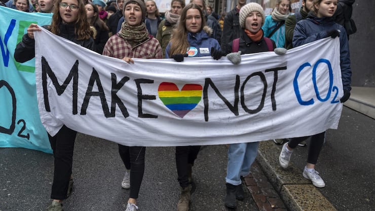 Demonstranten protestieren im Zuge der Bewegung Klimastreik gegen den Klimawandel und die globale Klimapolitik in Basel, am Freitag, 1. Maerz 2019. (KEYSTONE/Georgios Kefalas)