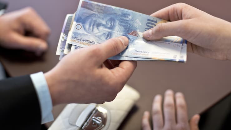 [POSED PICTURE] Bank customers at the counter of Raiffeisen Bank in Kuessnacht a. R., Switzerland, pictured on June 26, 2012. (KEYSTONE/Martin Ruetschi) [GESTELLTE AUFNAHME/SYMBOLBILD] Bankkunden am Schalter bei Raiffeisen in Kuessnacht a. R., aufgenommen am 26. Juni 2012. (KEYSTONE/Martin Ruetschi)